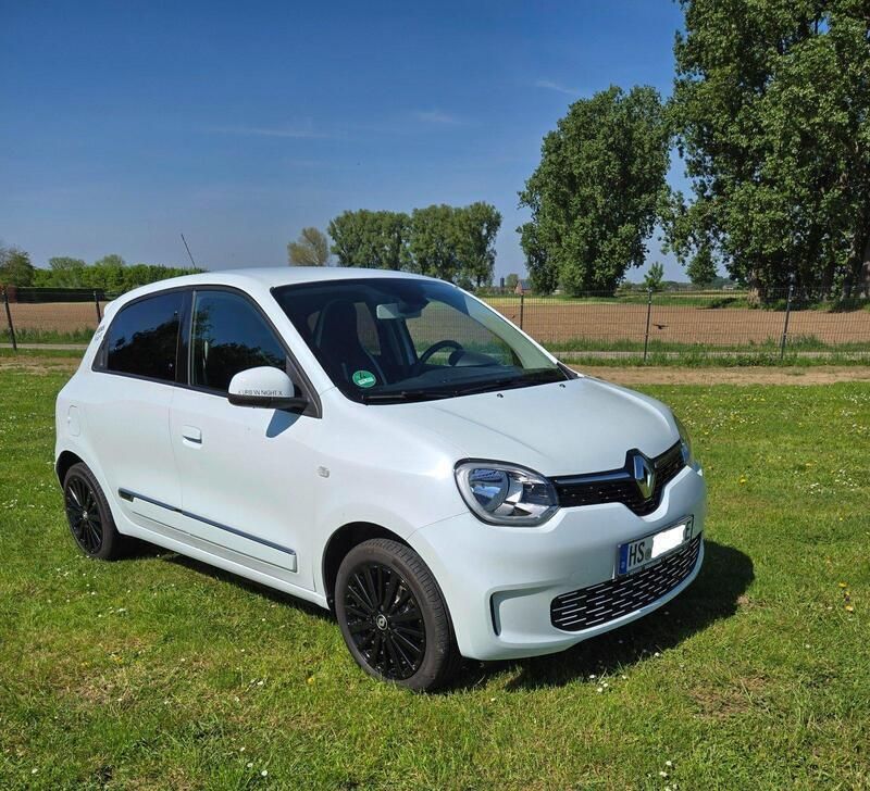Weiß Gebraucht 2021 Renault Twingo Urban Night Kleinwagen | 13.600 € (Etwas zu teuer) - Bild 1/4