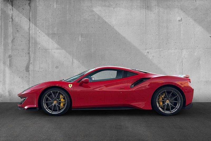 Second-hand Ferrari 488 721 CP (530 kW) 2018 Roșu