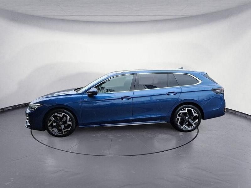 Gebraucht VW Passat R-line 150 PS (110 kW) 2025 Reef blue metallic Kombi