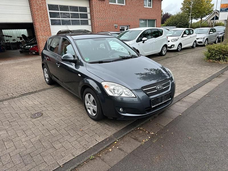 Grau Gebraucht 2009 Kia Ceed Kleinwagen | 3.900 € (Fairer Preis) - Bild 1/4