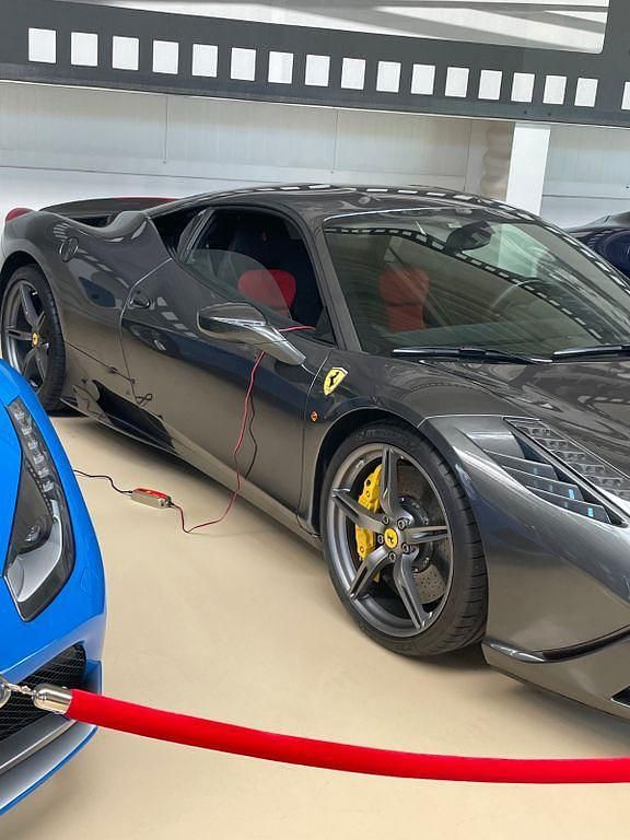 Grau Gebraucht 2014 Ferrari 458 | 410.000 € - Bild 1/4