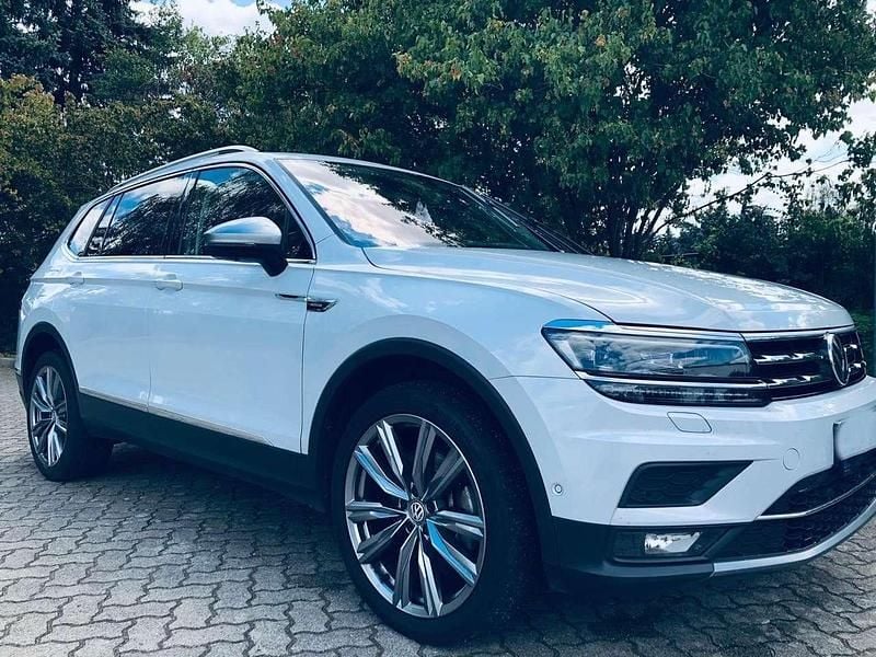Weiß Gebraucht 2018 VW Tiguan Allspace Highline SUV | 26.500 € (Fairer Preis) - Bild 1/4