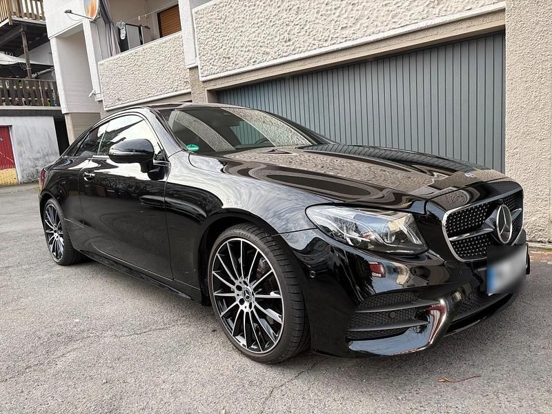 Schwarz Gebraucht 2017 Mercedes E220 AMG Coupé | 37.499 € (Teuer) - Bild 1/4