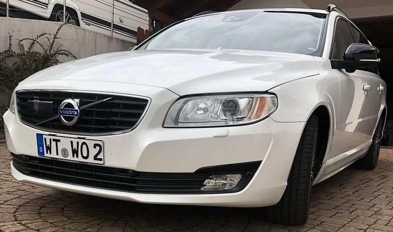 Weiß Gebraucht 2015 Volvo V70 Linje Svart Kombi | 13.999 € (Etwas zu teuer) - Bild 1/4