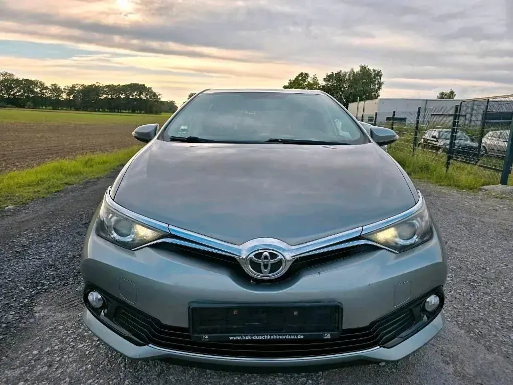 Gebraucht Toyota Auris 111 PS (81 kW) 2015 Silber Limousine