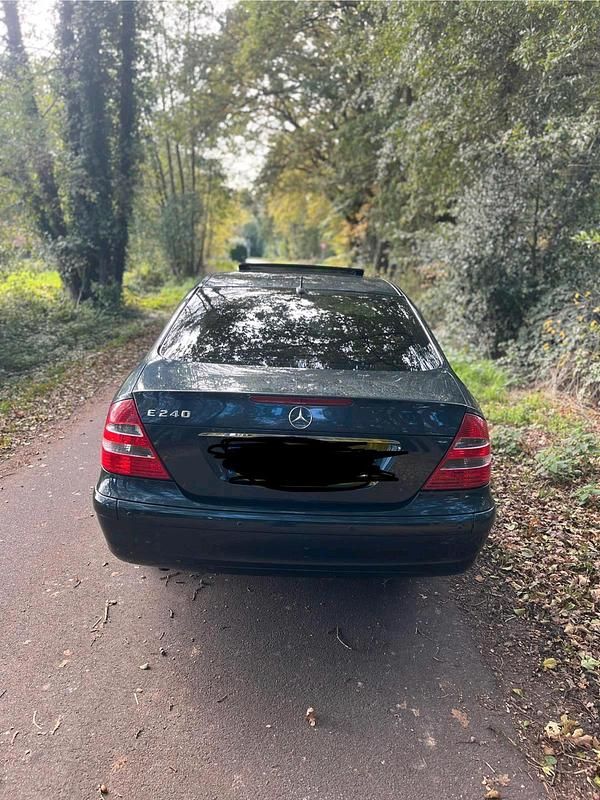 Blau Gebraucht 2002 Mercedes E240 Limousine | 6.500 € (Teuer) - Bild 1/4