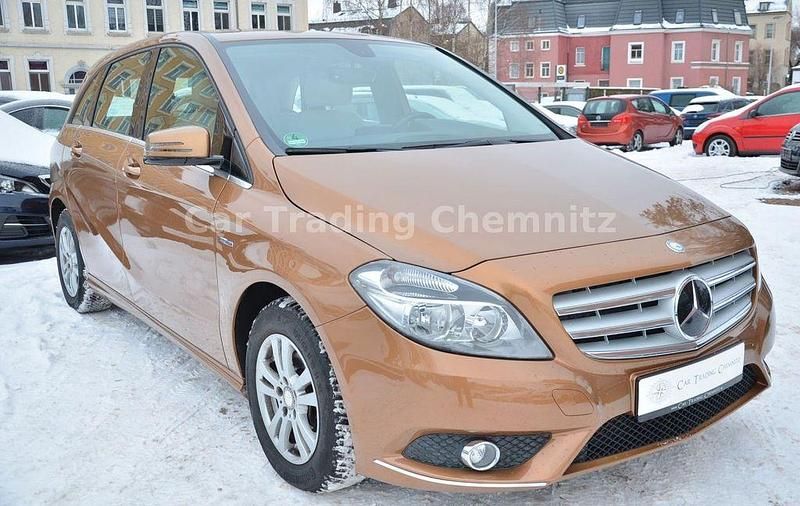 Gebraucht Mercedes B180 122 PS (89 kW) 2012 Gold Van / Kleinbus