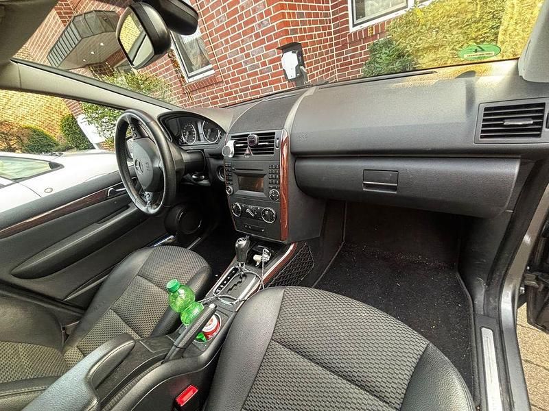 Gebraucht Mercedes A180 Elegance 109 PS (80 kW) 2011 Grau Van / Kleinbus