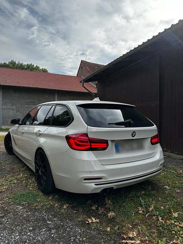 Weiß Gebraucht 2016 BMW 330 M Performance Kombi | 15.555 € (Superpreis) - Bild 1/4