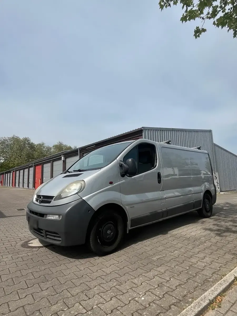 Second-hand Opel Vivaro 101 CP (74 kW) 2004 Argintiu Monovolum