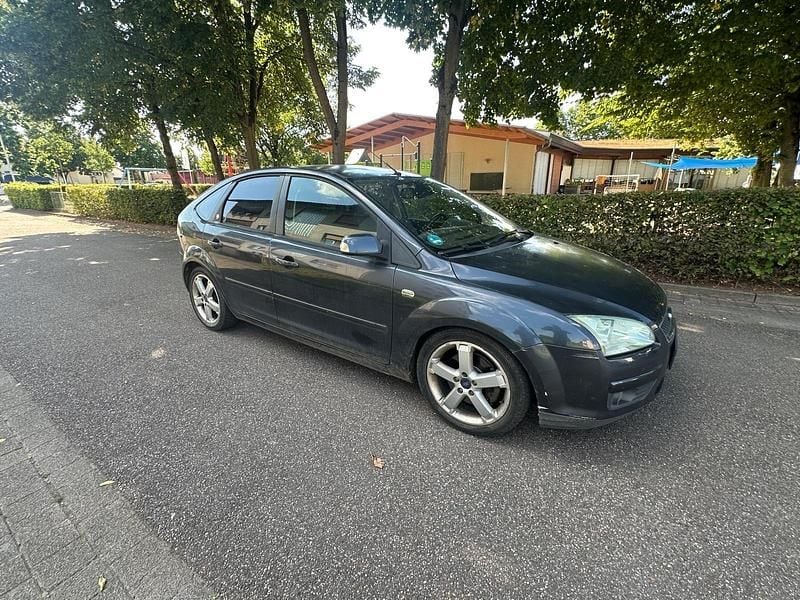 Schwarz Gebraucht 2006 Ford Focus Limousine | 1.399 € - Bild 1/4