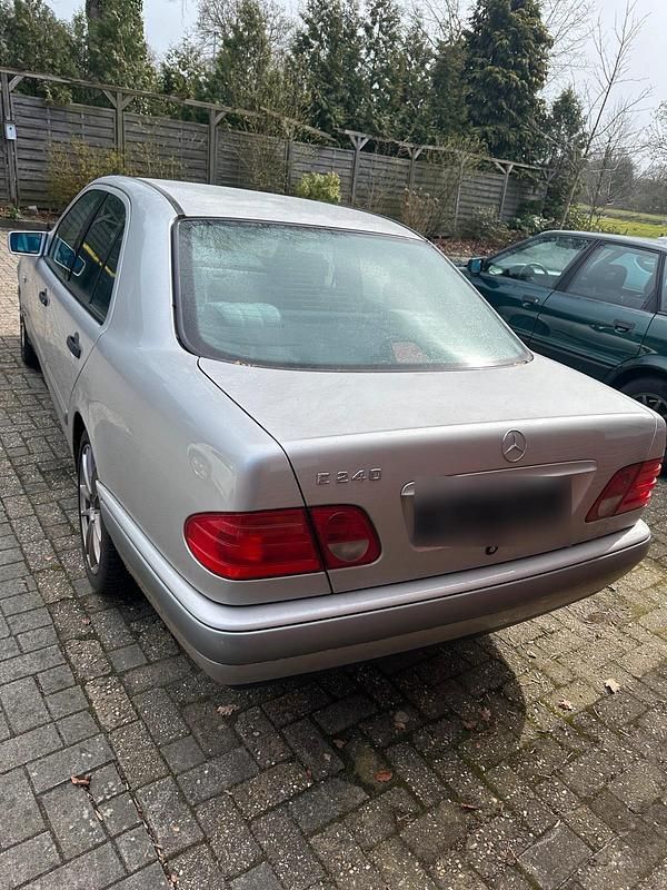 Gebraucht Mercedes E240 170 PS (125 kW) 1998 Silber Limousine