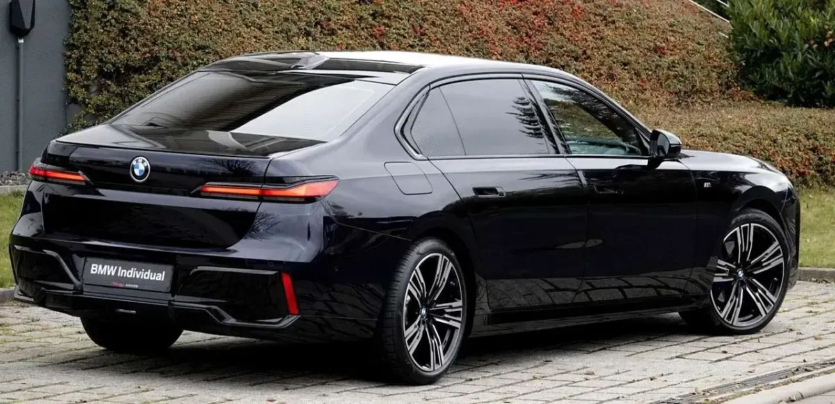 Gebraucht BMW 740L M Sport 299 PS (219 kW) 2023 Carbonschwarz Limousine