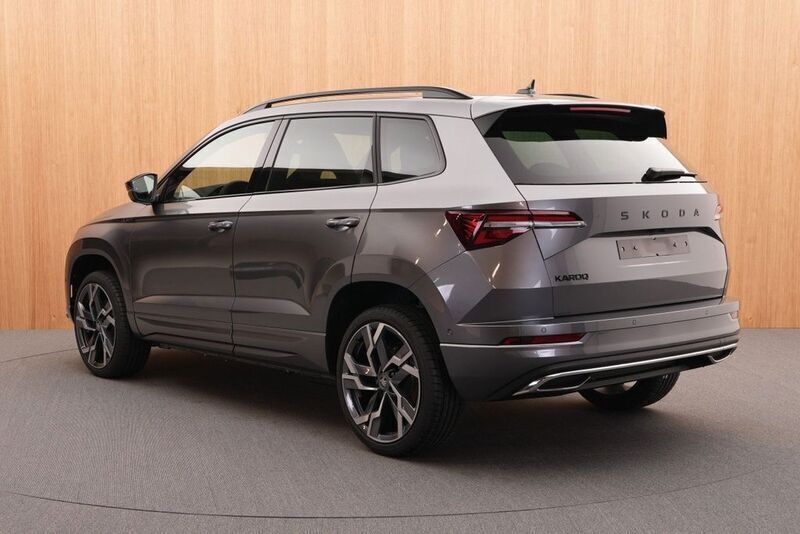 Grau Neu 2025 Skoda Karoq SportLine SUV | 44.555 € - Bild 1/2