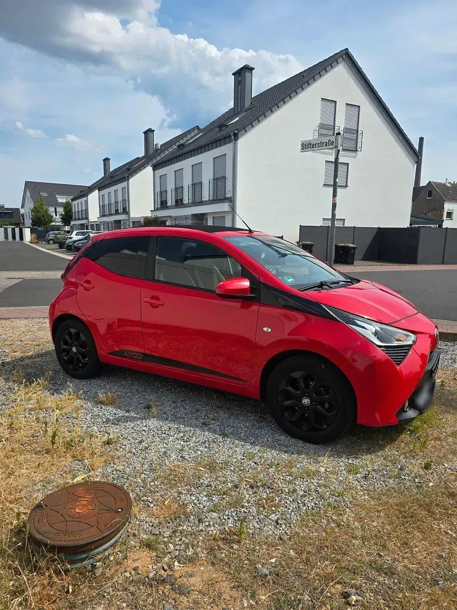Gebraucht Toyota Aygo x-sky 72 PS (52 kW) 2018 Rot Kleinwagen