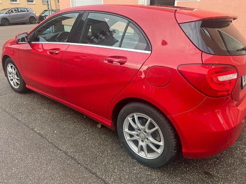 Gebraucht Mercedes A200 136 PS (100 kW) 2013 Rot Kleinwagen