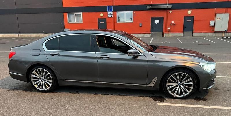 Grau Gebraucht 2015 BMW 750L Limousine | 24.400 € (Fairer Preis) - Bild 1/4