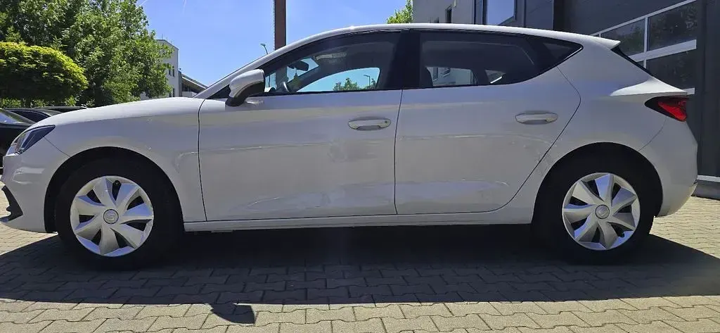 Używany Seat Leon Reference 116 KM (85 kW) 2022 Biały Sedan/Limuzyna