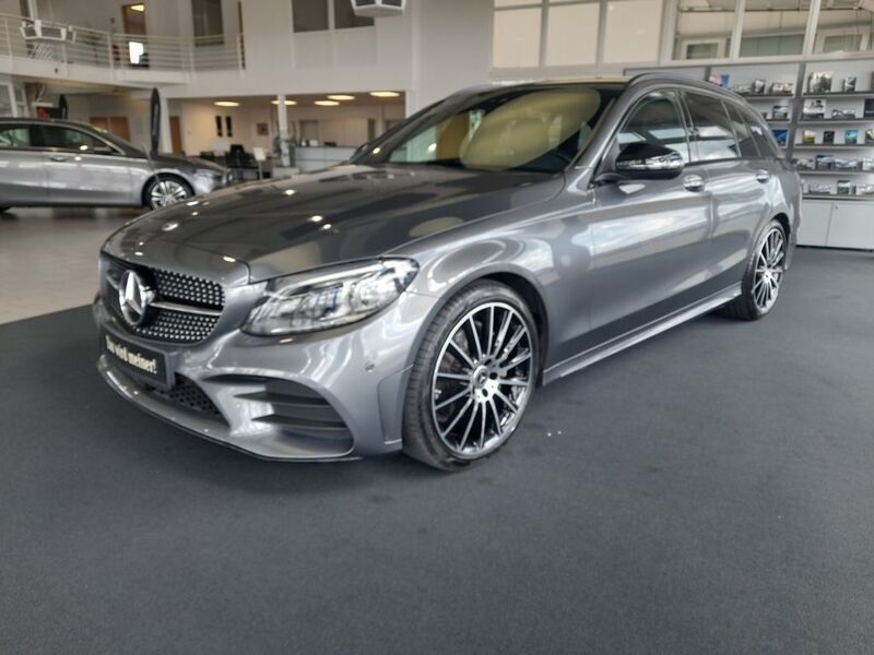 Grau Gebraucht 2018 Mercedes C180 AMG line Kombi | 25.990 € (Fairer Preis) - Bild 1/4