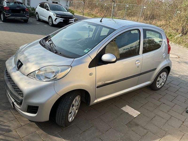 Gebraucht Peugeot 107 Access 68 PS (50 kW) 2012 Silber Kleinwagen