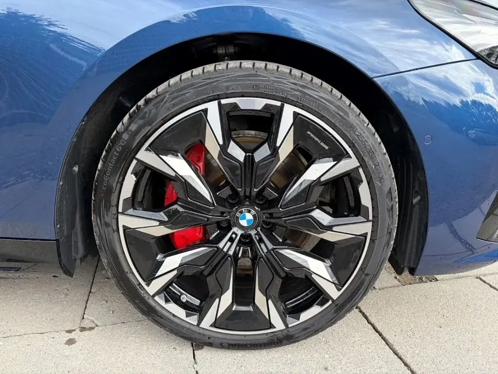 Gebraucht BMW 550e Performance 489 PS (359 kW) 2026 Blau Kombi
