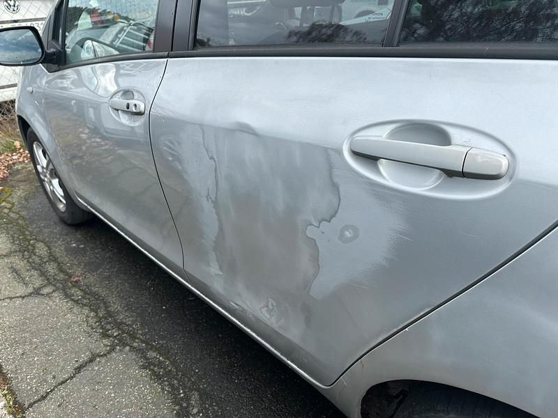 Gebraucht Toyota Yaris 99 PS (72 kW) 2011 Grau Kleinwagen