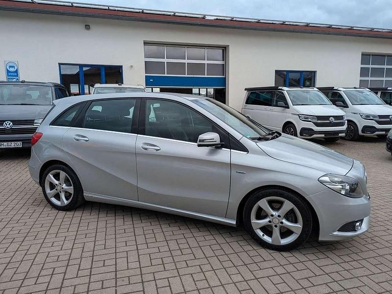 Gebraucht Mercedes B180 122 PS (89 kW) 2012 Silber Van / Kleinbus