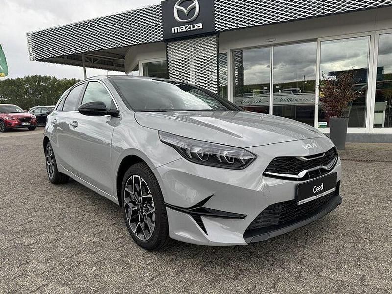 Neu Kia Ceed 140 PS (102 kW) 2025 Grau Kleinwagen