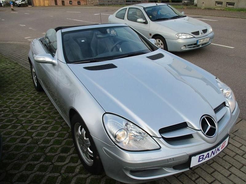 Second-hand Mercedes SLK200 163 CP (119 kW) 2006 Argintiu Cabrio