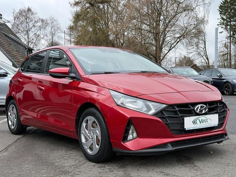 Gebraucht Hyundai i20 Select 84 PS (61 kW) 2021 Dragon red / met Kleinwagen