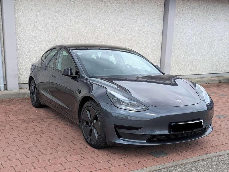 Grau Gebraucht 2022 Tesla Model 3 Standard Range Limousine | 31.990 € (Etwas zu teuer) - Bild 1/4
