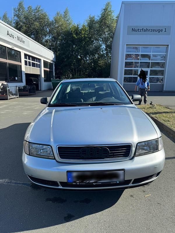 Silber Gebraucht 1996 Audi A4 Limousine | 750 € (Superpreis) - Bild 1/4