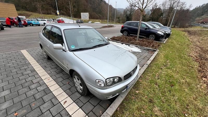 Grau Gebraucht 2000 Toyota Corolla GT Coupé | 2.850 € - Bild 1/4