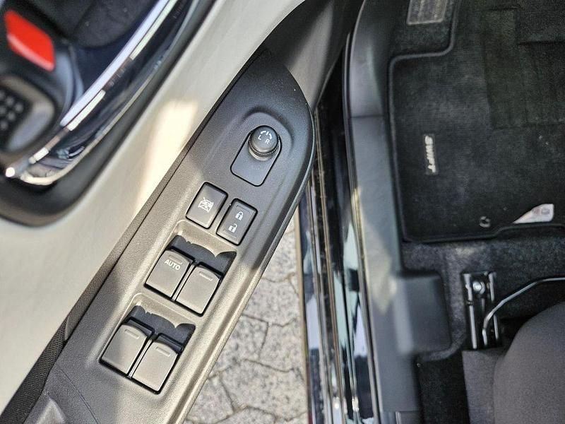 Gebraucht Suzuki Swift Club 83 PS (61 kW) 2025 Super black pearl metallic Kleinwagen