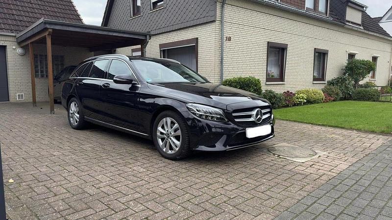 Schwarz Gebraucht 2021 Mercedes C180 Avantgarde Limousine | 26.600 € (Guter Preis) - Bild 1/4
