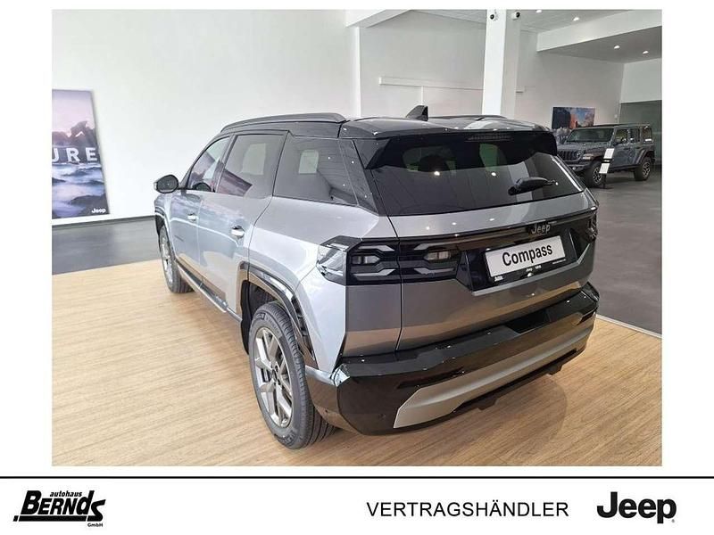 Neu Jeep Compass 136 PS (100 kW) 2025 Yosemite grey mit dach schwarz SUV