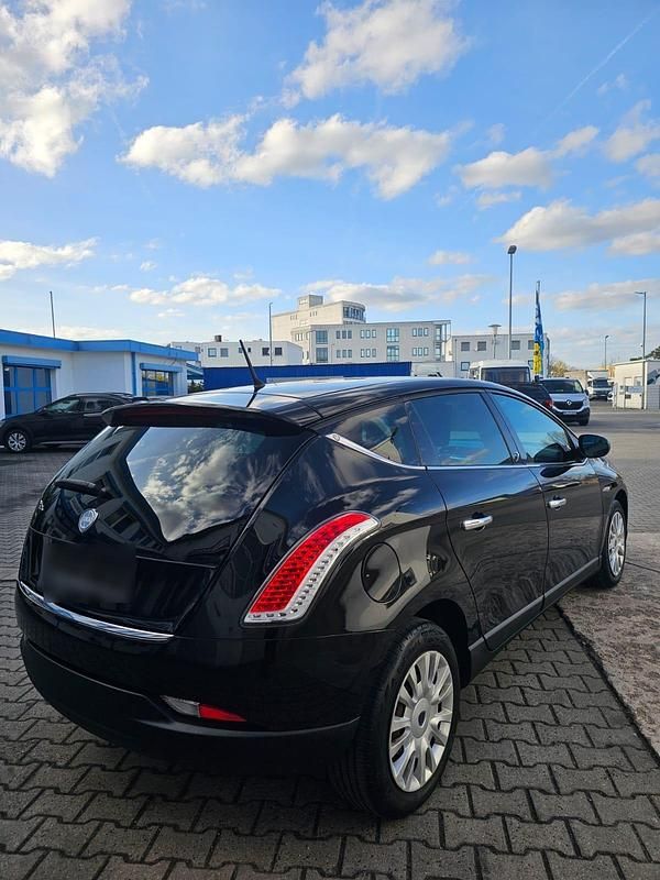Gebraucht Lancia Delta 120 PS (88 kW) 2010 Schwarz Kleinwagen