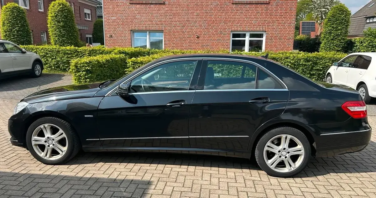 Gebraucht Mercedes E200 136 PS (100 kW) 2011 Schwarz Limousine