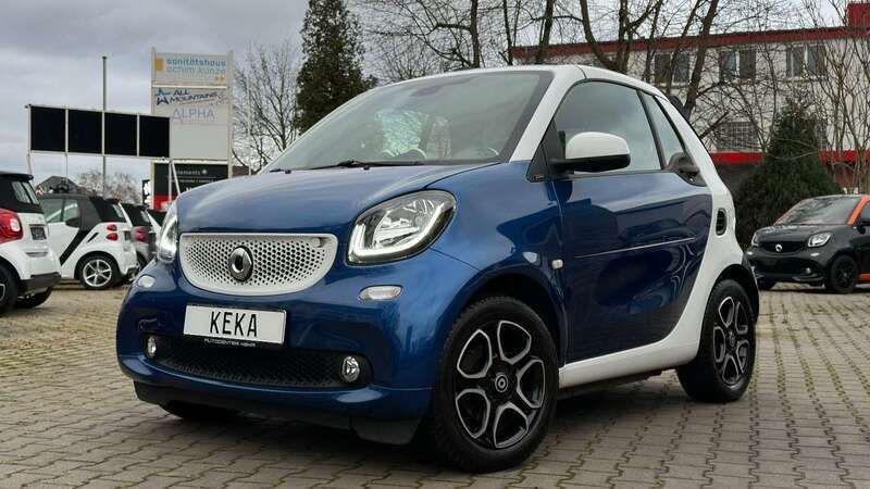 Midnight blue & kristallweiß Gebraucht 2018 Smart ForTwo Cabrio Cabrio | 15.990 € (Fairer Preis) - Bild 1/4