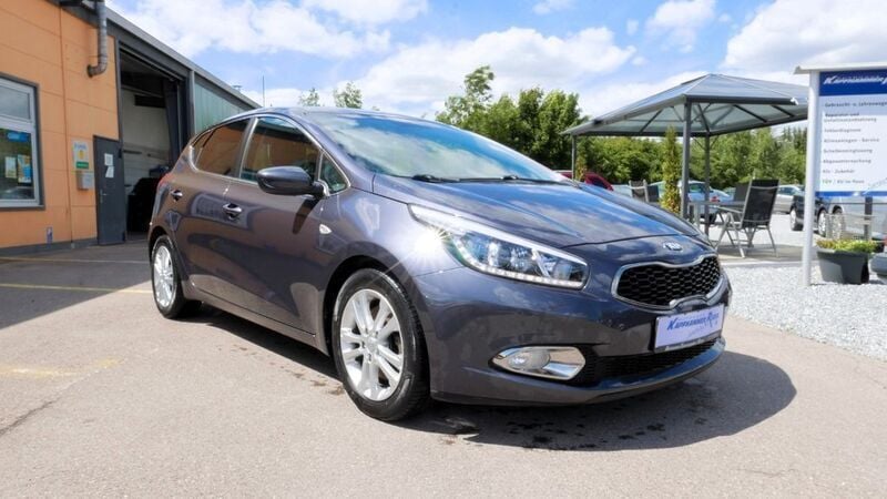 Grau Gebraucht 2015 Kia Ceed DREAM-TEAM Edition Limousine | 10.900 € (Etwas zu teuer) - Bild 1/4
