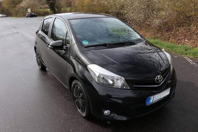 Gebraucht Toyota Yaris 99 PS (72 kW) 2013 Schwarz Kleinwagen