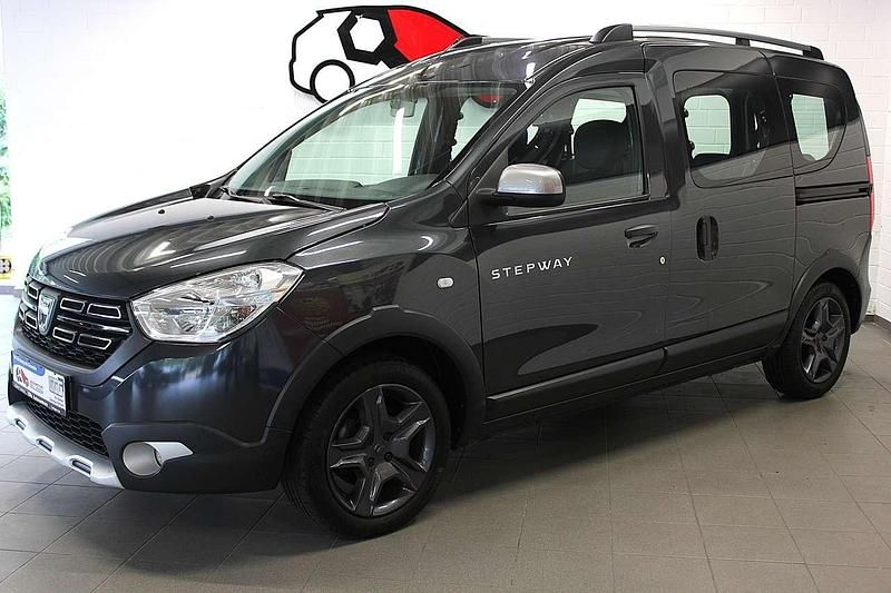 Grau Gebraucht 2017 Dacia Dokker Celebration Van | 14.990 € (Teuer) - Bild 1/4
