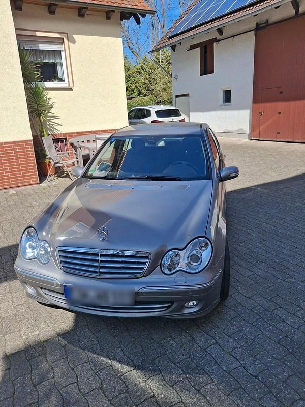 Silber Gebraucht 2006 Mercedes 220 Elegance Limousine | 7.990 € - Bild 1/4