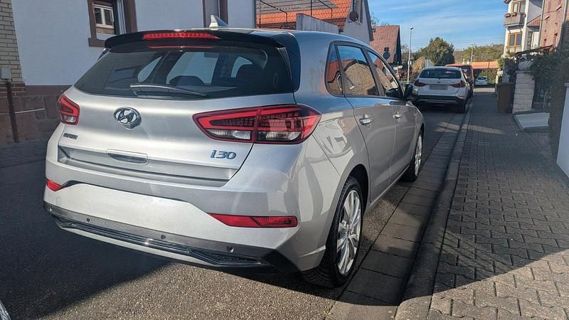 Gebraucht Hyundai i30 Trend 120 PS (88 kW) 2022 Silber Limousine