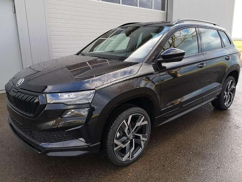 Schwarz Neu 2025 Skoda Karoq SportLine SUV | 50.635 € - Bild 1/4