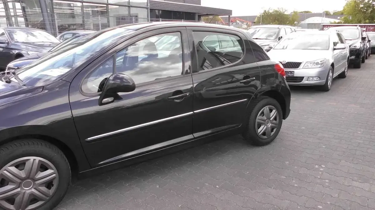 Gebraucht Peugeot 207 73 PS (53 kW) 2011 Schwarz Limousine