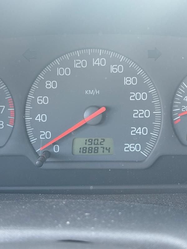Grün Gebraucht 1999 Volvo V40 Kombi | 1.000 € (Superpreis) - Bild 1/4