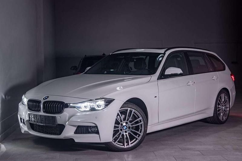 Alpinweiss iii Gebraucht 2019 BMW 320 M Sport Kombi | 22.980 € (Guter Preis) - Bild 1/4
