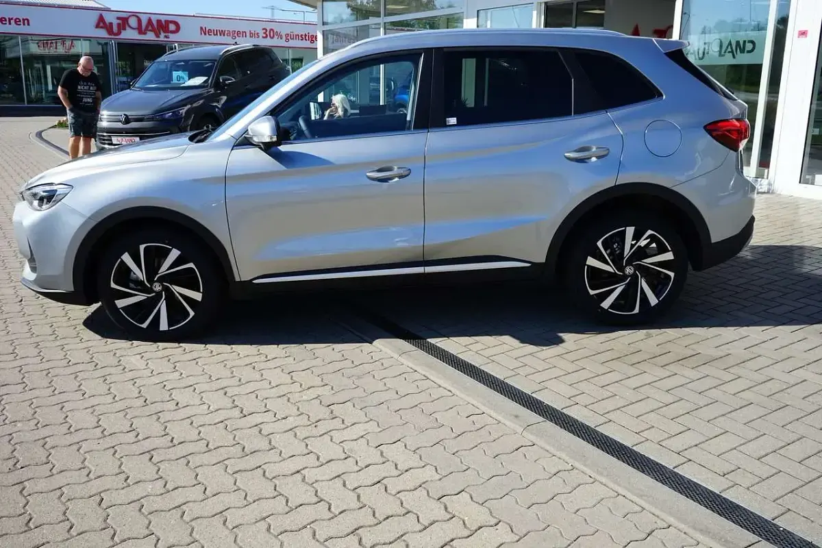 Neu MG ZS Luxury 197 PS (144 kW) 2026 Cosmicsilbermet. SUV