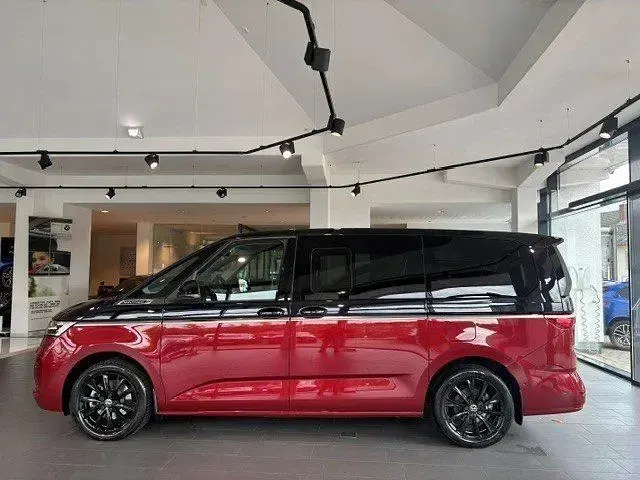 Gebraucht VW Multivan Style 150 PS (110 kW) 2025 2farbenlackierung rot Van / Kleinbus